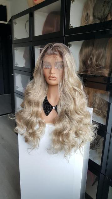 Luxe Lace Pruik: Uitgroei asbruinblond gemêleerd beschikbaar voor biedingen