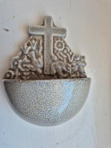 Oude wijwaterbak voor aan de muur beschikbaar voor biedingen