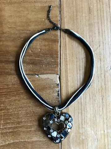 zwart witte hals ketting met grote zirkonia hart hanger beschikbaar voor biedingen
