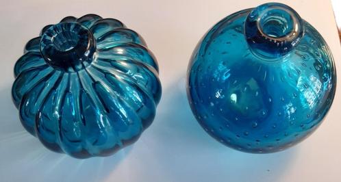 TWEE PERSGLAS VAASJES, GESTEMPELD EN GENUMMERD, Antiek en Kunst, Antiek | Glas en Kristal, Ophalen of Verzenden