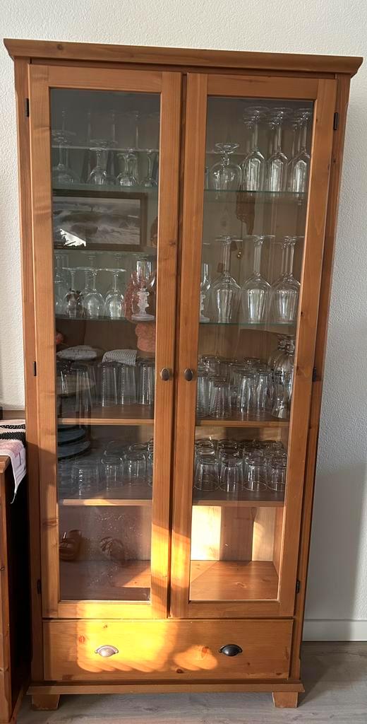 Vitrinekast van Ikea met een dubbele glazen deur en spotjes., Huis en Inrichting, Kasten | Vitrinekasten, Gebruikt, 150 tot 200 cm