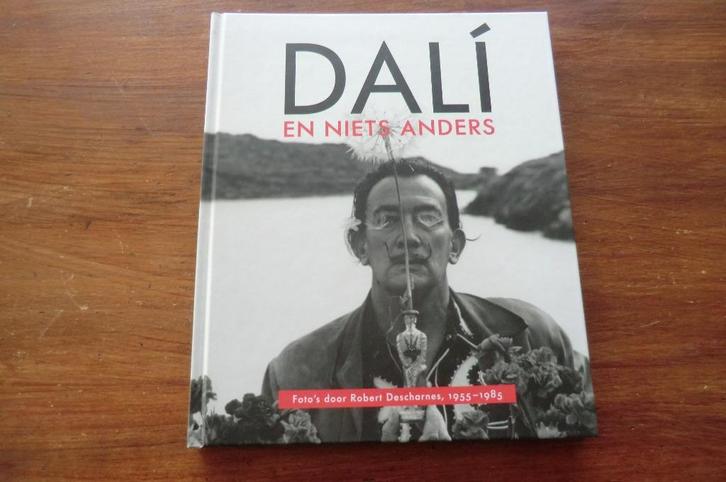 boek - Dali - en niets anders / Robert Descharnes, 1955-1985, Boeken, Kunst en Cultuur | Beeldend, Zo goed als nieuw, Schilder- en Tekenkunst