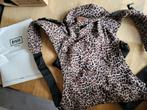 By Kay Click Carrier panter, Kinderen en Baby's, Babydragers en Draagdoeken, Overige merken, Buik of Rug, Nieuw, Ophalen of Verzenden