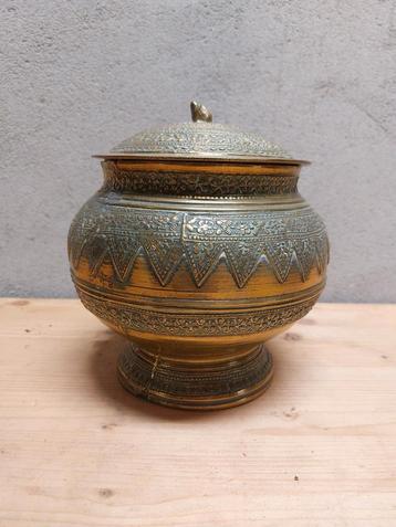 Antieke Indische messing pot met deksel – handgegraveerd –  beschikbaar voor biedingen