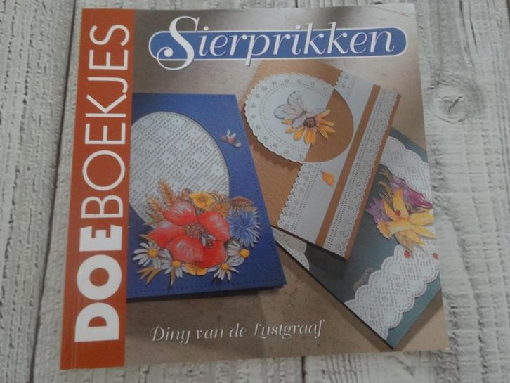 Sierprikken - Diny van de Lustgraaf, Boeken, Hobby en Vrije tijd, Zo goed als nieuw, Scrapbooking en Knutselen, Ophalen of Verzenden