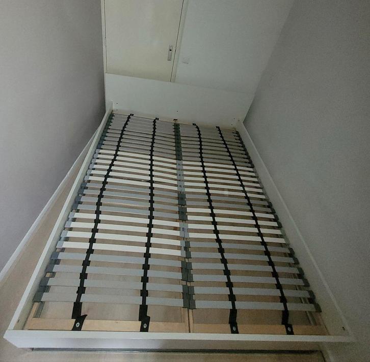 Wit bedframe + 2 IKEA lattenbodems, Huis en Inrichting, Slaapkamer | Bedden, Gebruikt, Tweepersoons, 160 cm, 200 cm, Hout, Wit
