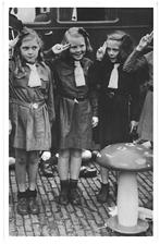 981709	Scouting	1946 H.K.H. Prinses Beatrix brengt de kabout