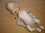 Babypopje klein met schade. Over de borst loopt, Ophalen of Verzenden