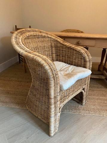 2 mooie rieten stoelen met kussen beschikbaar voor biedingen