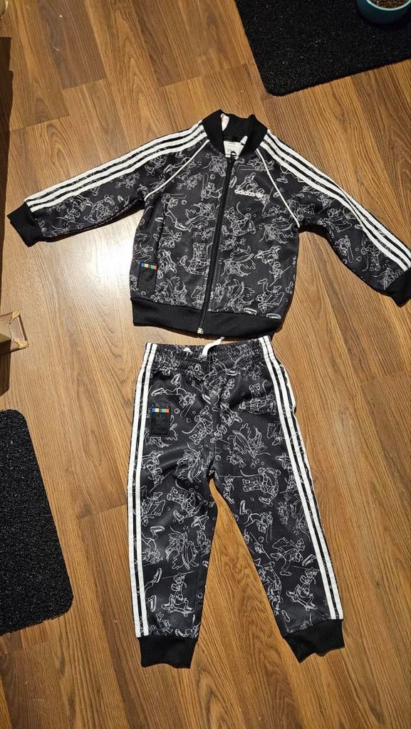 Adidas trainingspak goofy  disney maat 92, Ophalen of Verzenden, Zo goed als nieuw, Maat 92