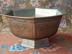 Mooie zware antieke Chinese kom van brons met dieren 25,4 cm