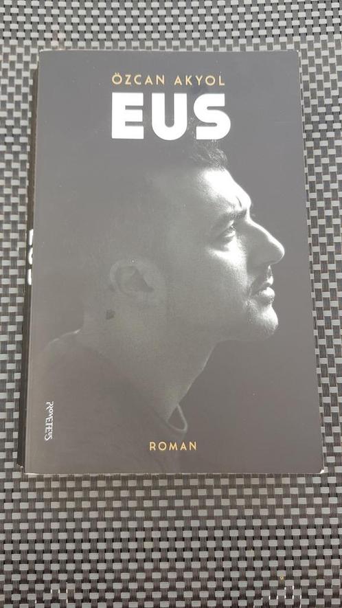 Özcan Akyol - Eus, Boeken, Literatuur, Zo goed als nieuw, Nederland, Ophalen of Verzenden