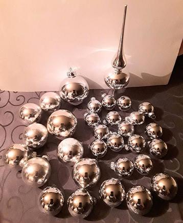 30 oude effen zilverkleurige kerstballen met piek. Vintage.  beschikbaar voor biedingen