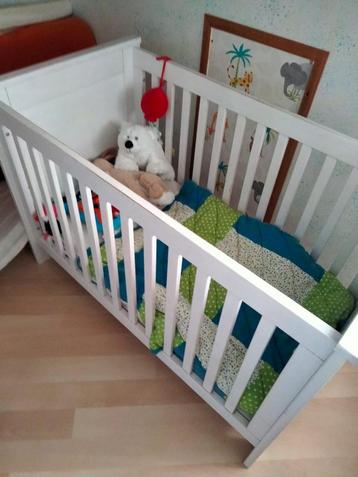 Ledikant en commode beschikbaar voor biedingen