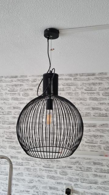 Moderne zwarte hanglamp beschikbaar voor biedingen