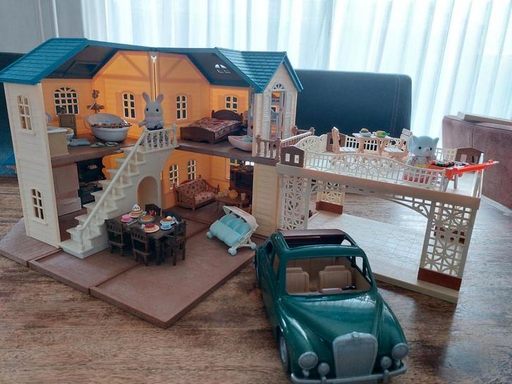 Sylvanian families grote blauwe huis ingericht, Kinderen en Baby's, Speelgoed | Poppenhuizen, Zo goed als nieuw, Poppenhuis, Ophalen of Verzenden