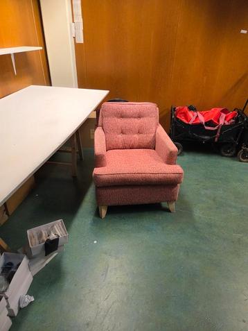 Bank en 2 stoelen in goede staat beschikbaar voor biedingen