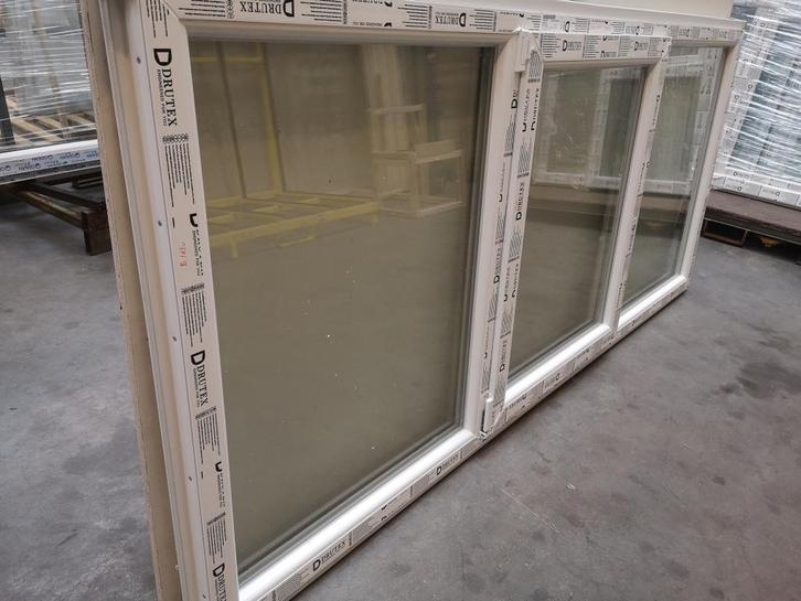 Kunststof V-DK-V kozijn met intrekprofiel 250 x 110 RAL 9016, Doe-het-zelf en Verbouw, Kozijnen en Schuifpuien, Nieuw, Dakkapel