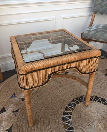 Vintage rotan tafeltje met facet glas beschikbaar voor biedingen