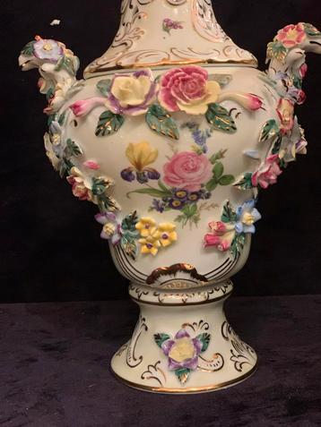 Dresden Vaas Porselein Gesigneerd Nieuw beschikbaar voor biedingen