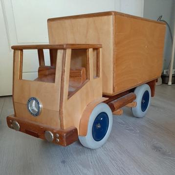Houten Mercedes vrachtwagen. Speelgoed beschikbaar voor biedingen