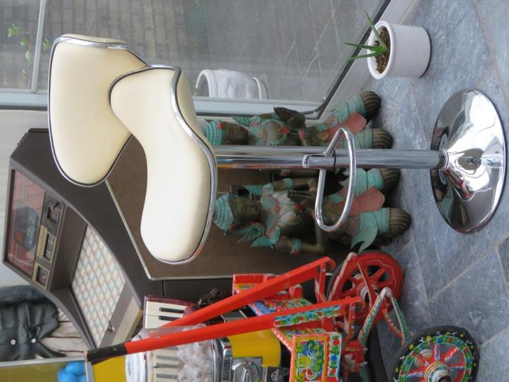 Leuke retro design barkruk, verstelbaar een draaibaar., Huis en Inrichting, Barkrukken, Gebruikt, 60 tot 90 cm, Kunststof, Metaal