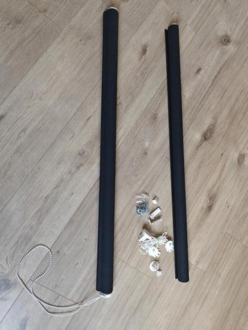 2 zwarte rolgordijnen verduisterd nieuw! beschikbaar voor biedingen