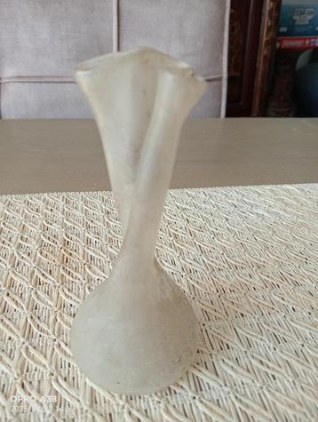 oud glazen vaasje voor een bloem beschikbaar voor biedingen