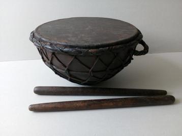 Oude Afrikaanse trommel met originele drumstokken. beschikbaar voor biedingen