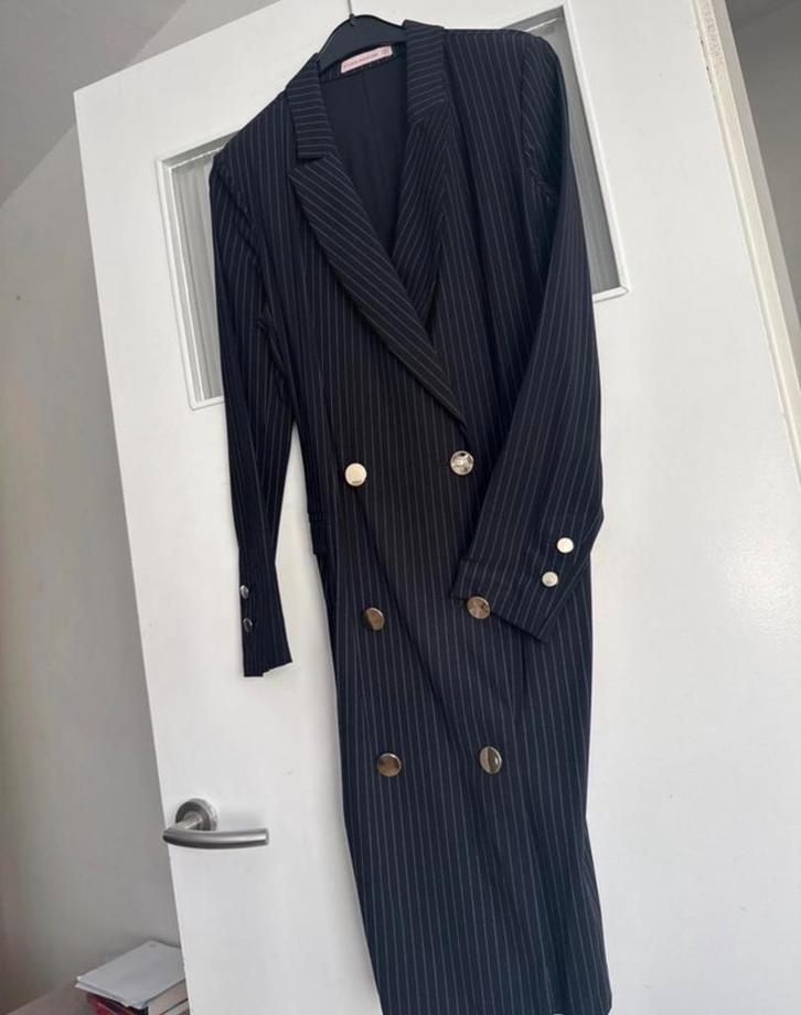 Studio Anneloes Blazerjurk - Maat S - Zwart Krijtstreep, Kleding | Dames, Jurken, Zo goed als nieuw, Maat 36 (S), Zwart, Knielengte