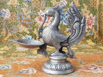 Mooie zware oude Oosterse olielamp van brons als een vogel. beschikbaar voor biedingen