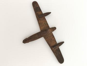 Handgemaakt vliegtuigje van kogelhulzen WOII beschikbaar voor biedingen