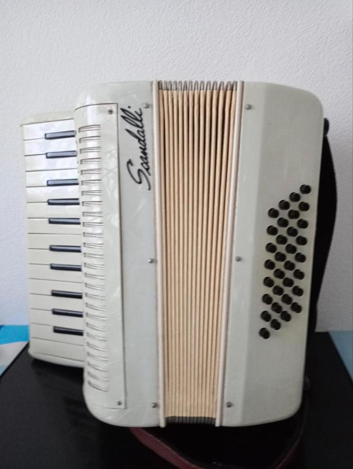 Scandalli accordeon model Cromatico, Muziek en Instrumenten, Accordeons, Gebruikt, 32-bas, Overige merken, Ophalen