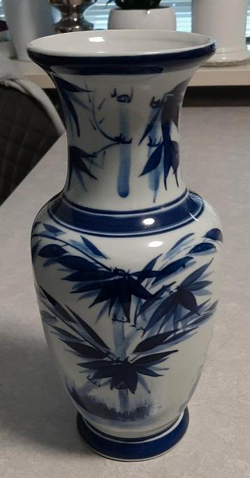 Mooie hoge vaas, 26 cm. beschikbaar voor biedingen