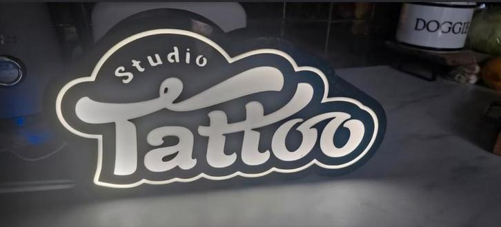 Grote Tattoo Lichtreclame - Eyecatcher!, Verzamelen, Merken en Reclamevoorwerpen, Nieuw, Lichtbak of (neon) lamp, Ophalen of Verzenden