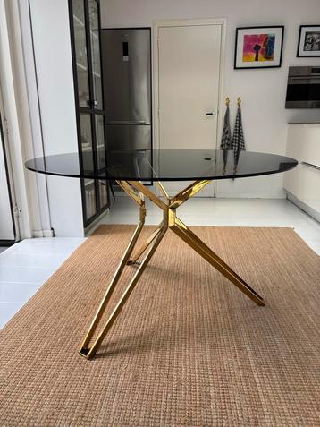 Polspotten design eettafel ‘Round Gold & Glass’ beschikbaar voor biedingen