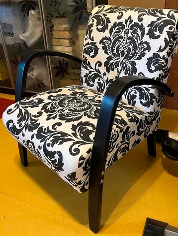 Stoel met zwart wit patroon beschikbaar voor biedingen
