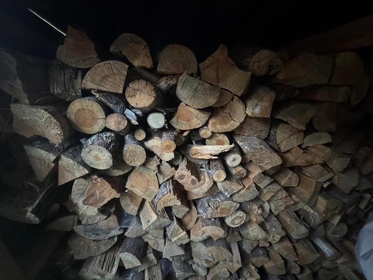 Grote partij droog haardhout (ongeveer tussen 10 a 12 m3), Tuin en Terras, Haardhout, Blokken, Overige houtsoorten, 6 m³ of meer