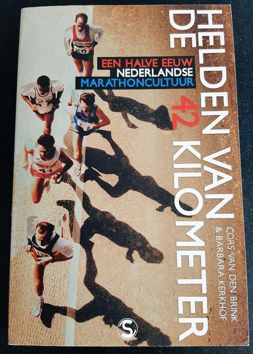 De helden van de 42 kilometer., Boeken, Sportboeken, Zo goed als nieuw, Lopen en Fietsen, Ophalen of Verzenden