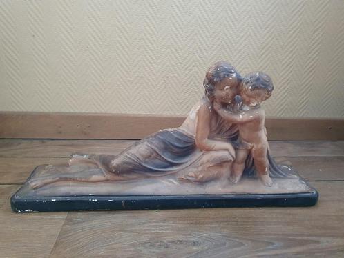 Gipsen art deco beeld van een moeder met kind, Antiek en Kunst, Antiek | Woonaccessoires, Ophalen of Verzenden