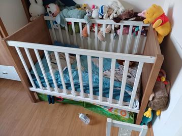 ledikant, commode en wandplank van dezelfde set beschikbaar voor biedingen