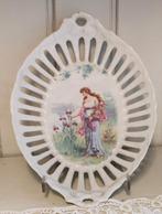 Sierschaal van porselein met romantische voorstelling 1920, Antiek en Kunst, Ophalen of Verzenden