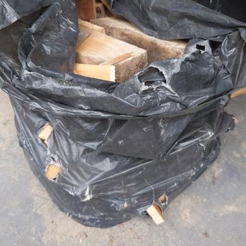 Zak met droog hout voor de vuurkorf  beschikbaar voor biedingen