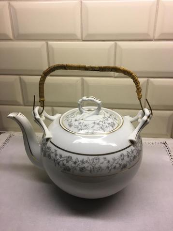 Antieke Porseleinen Chocolade/Theepot met Bamboe Hengsel. beschikbaar voor biedingen
