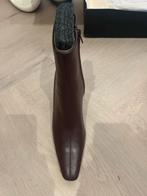 YSL Hakken - Stijlvol en Elegant, Ophalen of Verzenden, Zo goed als nieuw, Bruin, Lage of Enkellaarzen