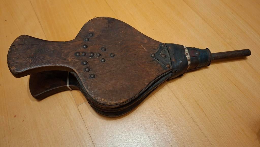 Oude houten blaasbalg, werkend, Ophalen