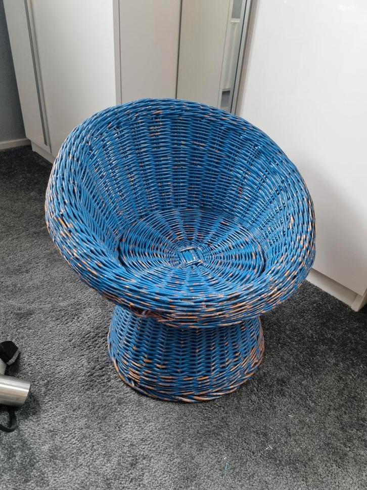 Blauwe rotan stoel, Kinderen en Baby's, Kinderkamer | Tafels en Stoelen, Gebruikt, Stoel(en), Ophalen of Verzenden