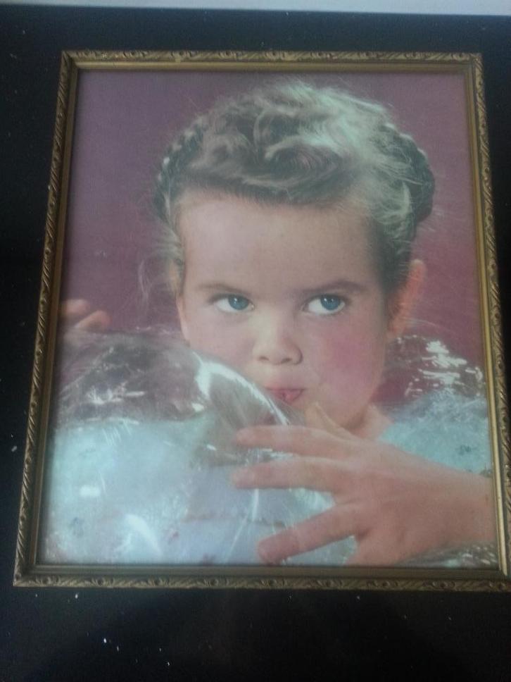Brocante grote ingelijste prent meisje jaren vijftig, Antiek en Kunst, Curiosa en Brocante, Ophalen of Verzenden