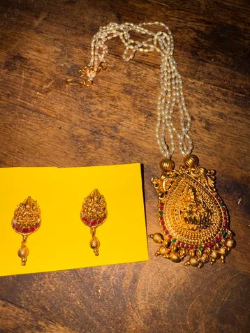 Vintage collier en oorbellen met Hindoestaanse god Lakshmi beschikbaar voor biedingen