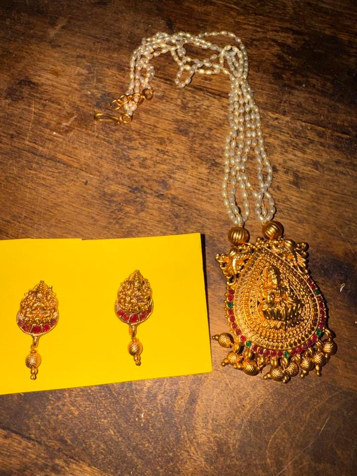 Vintage collier en oorbellen met Hindoestaanse god Lakshmi, Sieraden, Tassen en Uiterlijk, Antieke sieraden, Ophalen of Verzenden